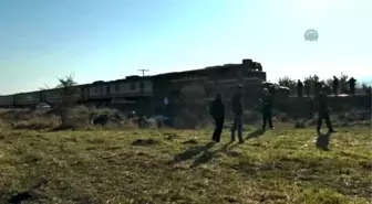 Elazığ'da Tren Hafif Ticari Araca Çarptı: 2 Yaralı