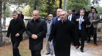 Bakan Yalçın Topçu, Abdullah Çatlı'nın Mezarını Ziyaret Etti