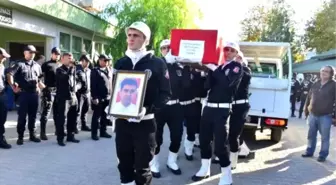 MHP'li Ali Uğur Akbaş Şehit Cenazesinde Selfie Çekti!