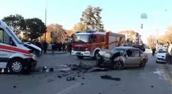 Ambulansla Otomobil Çarpıştı: 3 Yaralı