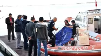 İzmir'de Denizden Bir Erkek Cesedi Çıkarıldı