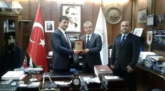 Şahin'e Asfalt İçin Teşekkür Plaketi