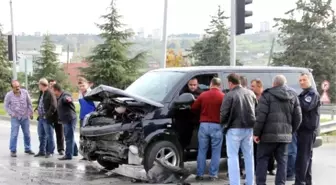 Minibüs Kamyonetle Çarpıştı: 4 Yaralı