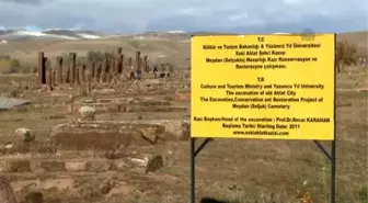 Ahlat'ta 'Esma-ül Hüsna' İşlemeli Mezar Taşı Bulundu