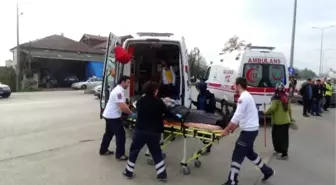 İki Otomobil Kavşakta Çarpıştı: 3 Yaralı