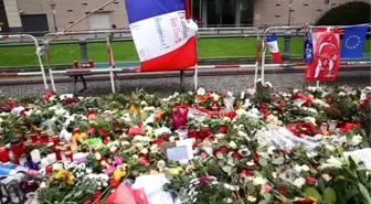 Paris'teki Terör Saldırılarında Hayatını Kaybedenler Anıldı