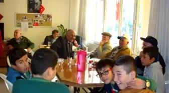 Burhaniye'de Öğrencilerin Huzurevi Ziyareti