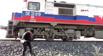 Afyonkarahisar - Yük Treni Otomobille Çarpıştı: 2 Ölü