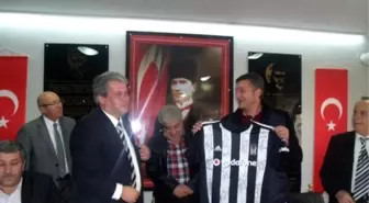 Beşiktaşlılar, Erdek'te Ortaokula Bilgisayar ve Spor Malzemesi Getirdi