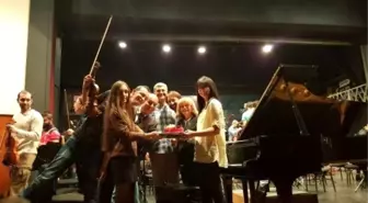 Ünlü Sanatçı İdil Biret'e Sürpriz Doğum Günü Partisi