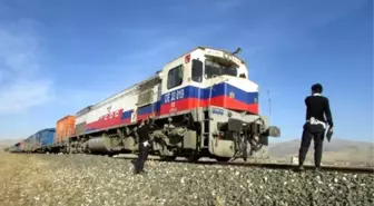 Yük Treni, Otomobille Çarpıştı: 2 Ölü