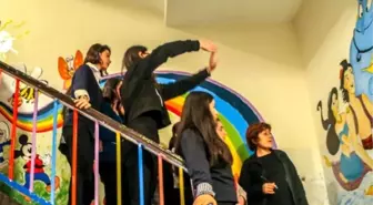 Anaokulunun Duvarlarına Masal Kahramanlarının Resimlerini Yapıyorlar