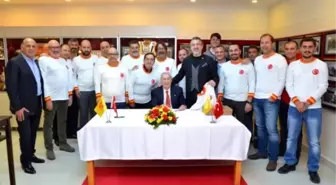 Göztepe Atletico Madrid Zaferinin 48'inci Yılını Kutladı