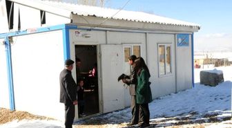 Köylülerden Öğretmene 'Tavuk' Hediyesi