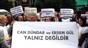 Can Dündar ve Erdem Gül'e Yağmur Altında Destek Protestosu