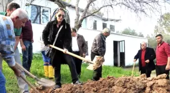 Özlem Tekin Babasını Son Yolculuğuna Uğurladı