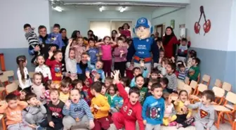 Polisten Miniklere Çığlık Atma Eğitimi