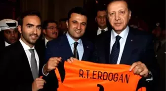 Bülent Uygun'dan Cumhurbaşkanı Erdoğan'a Forma Hediyesi