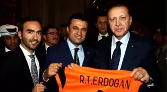 Cumhurbaşkanı Erdoğan'a Katar'da Bülent Uygun'dan Formalı Karşılama