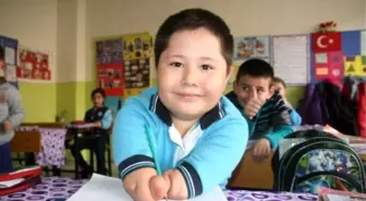 Yozgat'ta Engelli Minik Muhammet Enes, Azmi ve Neşesiyle Engel Tanımıyor