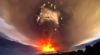 Etna Yanardağı Patlarken Yıldırımlar Etrafında Adeta Dans Etti