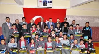 Minik Güreşçilere Spor Malzemesi Desteği