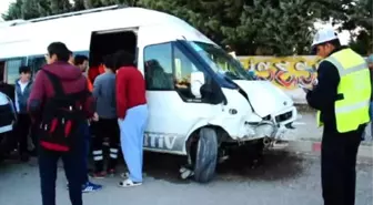 Öğrenci Sevisi ile Minibüs Çarpıştı: 7 Yaralı