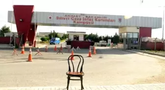 Guards Of Hope' Support Arrested Turkish Journalists At Gates Of Istanbul Prison