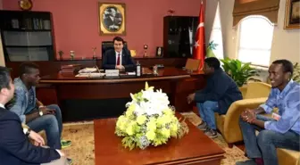 Somalili Öğrenciler Başkan Dündar'ı Ziyaret Etti