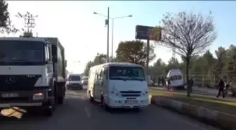 Öğrenci Servisi Çöp Kamyonuna Çarptı