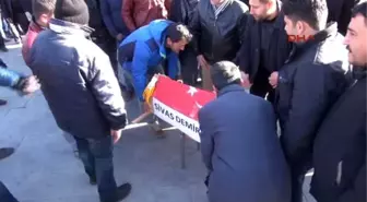 Sivas'ta Demir Çelik İşçilerinden Tabutlu Eylem