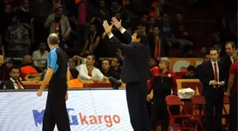 Ergin Ataman ile Taraftarlar Arasında Gerginlik