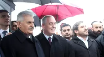 Bakan Binali Yıldırım Önce Hamsi Sırasına Girdi, Sonra  Hamsi Dağıttı