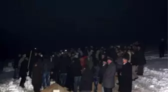 Cenazeler Eksi 22 Derece Soğukta Toprağa Verildi