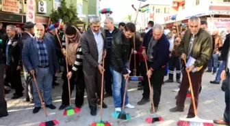 Ellerine Süpürge Alıp Sokakları Süpürdüler