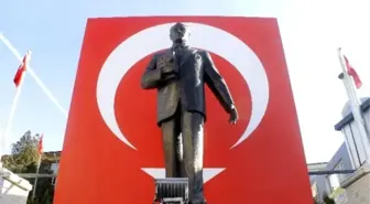 Emirdağ Belediyesi Atatürk Heykeline Türk Bayrağı ile Süsledi