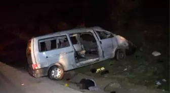 İzmir'de Minibüs ile Otomobil Çarpıştı: 2 Ölü, 12 Yaralı