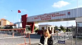Silivri'de Umut Nöbeti'ni Cumhuriyet Gazetesi Yazarı Ceyda Karan Tuttu
