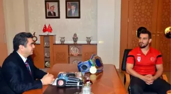 Vali Düzgün'den Şampiyon Kick Boksçuya Ödül