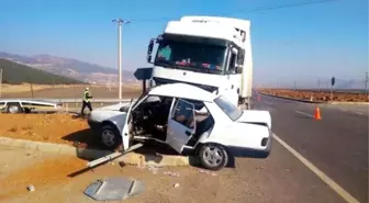 Nurdağı'nda Tır, Otomobile Çarptı: 9 Yaralı