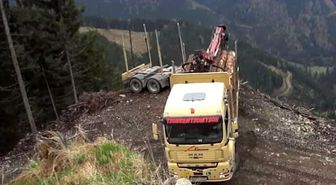 TIR Şoförü Son Anda Uçurumun Kenarından Manevra Yaptı