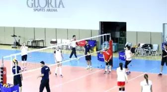 A Milli Kadın Voleybol Takımı Antalya'da Kampa Girdi