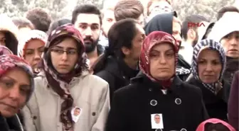 Babasının Cenaze Töreninde Üşüyen Zeynep'e Kadın Özel Harekat Polisi Montunu Giydirdi