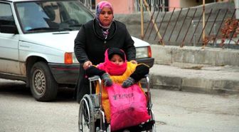 Engelli Kızını Götürüp Beklediği Okulda, Geçici İşçi Oldu