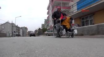 Engelli Kızını Götürüp Beklediği Okulda, Geçici İşçi Oldu