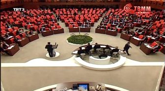 Hdp'li Mehmet Ali Aslan TBMM Kürsüsüne Mermi Bazuka ve Biber Gazı Fişekleri ile Çıktı