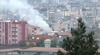 Teröristler İki Okulun Çatısını Ateşe Verdi