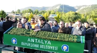 Selfie Kazasında Ölen İki Genç Yan Yana Toprağa Verildi
