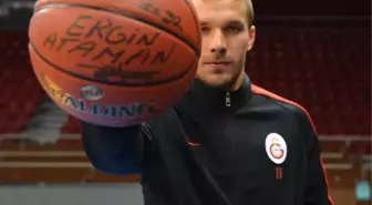 Podolski, Yeşil Sahalardan Parkeye Geçiş Yaptı