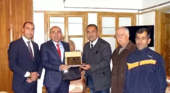 Askf Başkanı Mahmut Özkan'dan Başkan Kara'ya Plaket